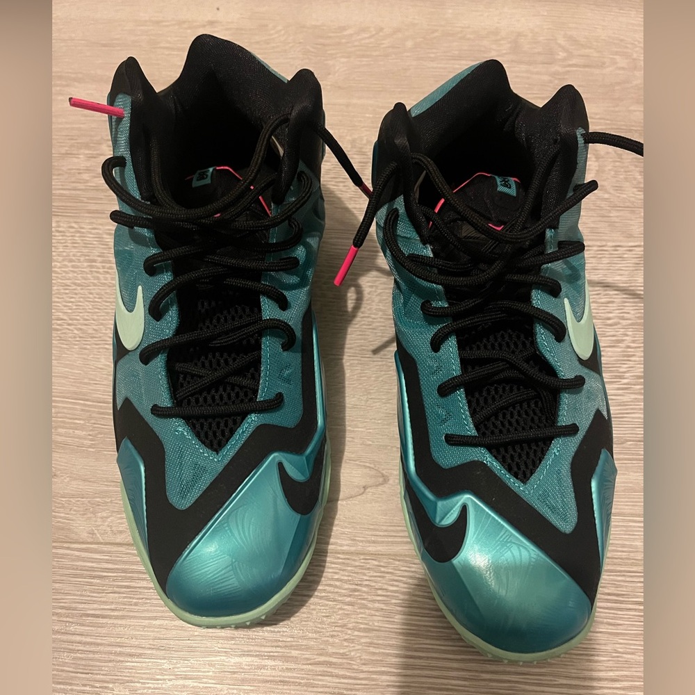 Nike Lebron 11 south beach sneakers youth size 7